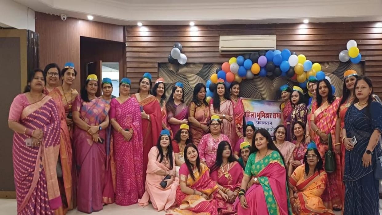 Prayagraj: Women danced in the Holi gathering of Bhumihar community, applied abir gulal to each other