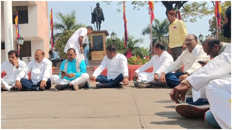 MP Congress MLAs reached assembly in Kumbhakaran disguise to protest against BJP government