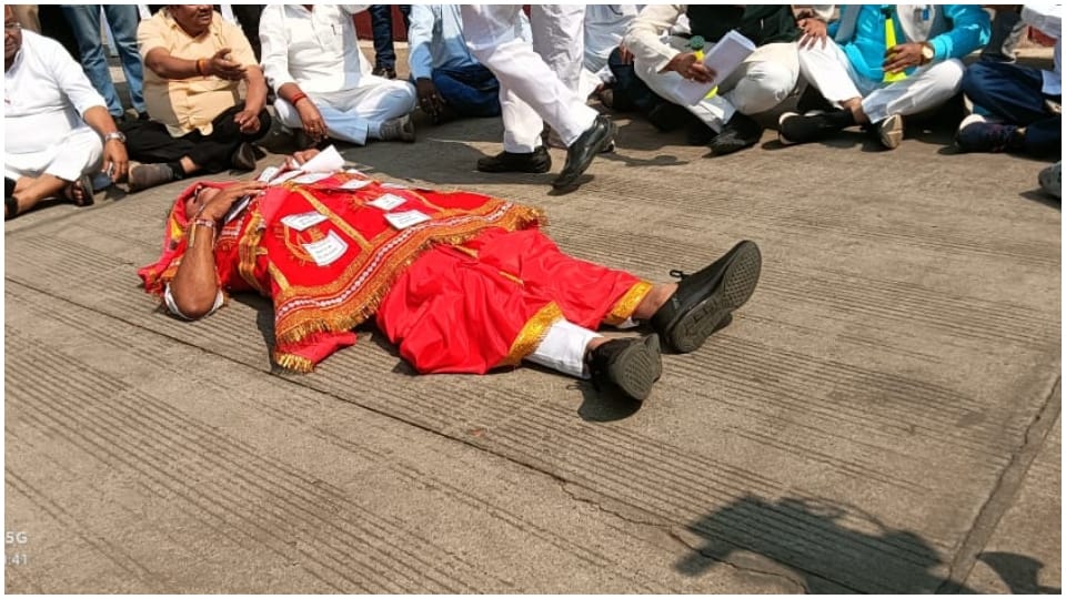 MP Congress MLAs reached assembly in Kumbhakaran disguise to protest against BJP government