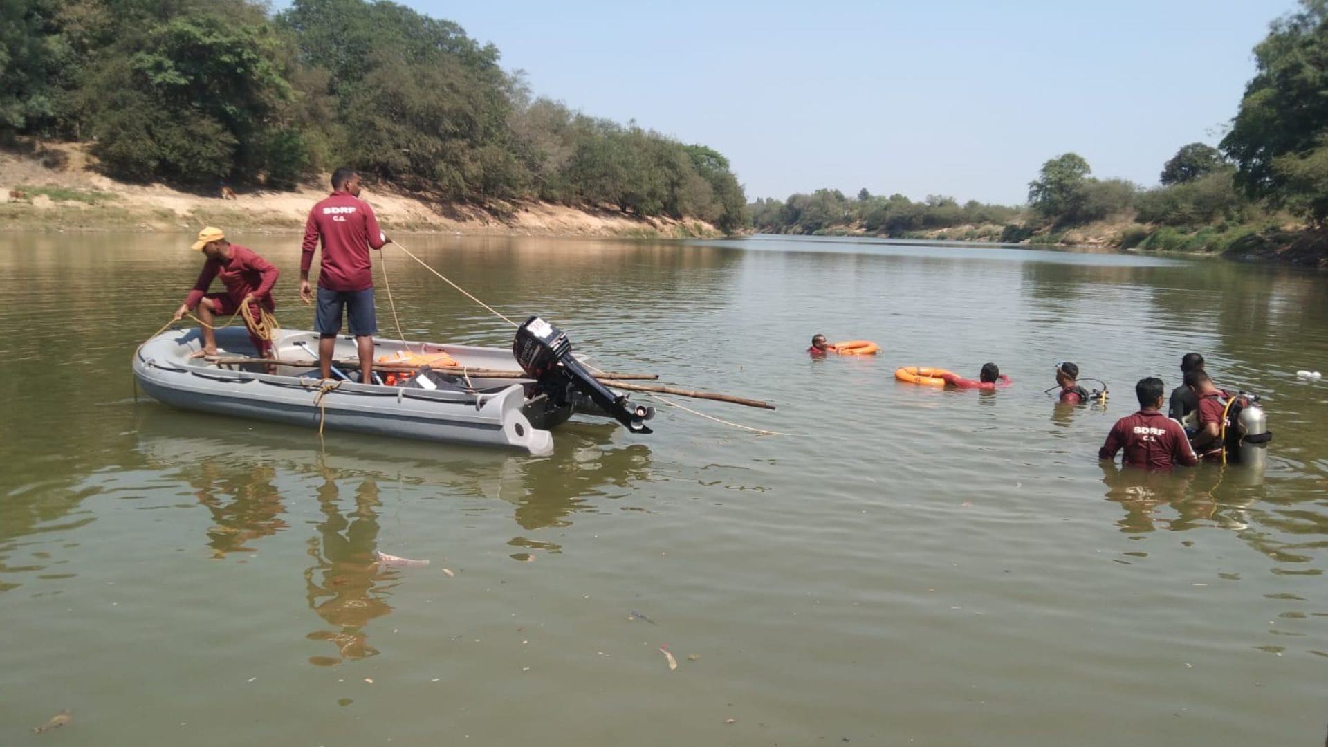 नाबालिग की तलाश करते गोताखोर