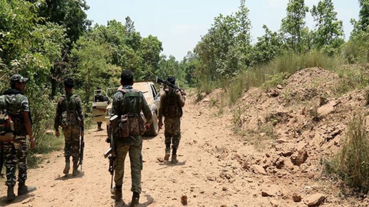Chhattisgarh Encounter: नारायणपुर में सुरक्षाबलों और नक्सलियों के बीच मुठभेड़, दो महिला नक्सलियों के शव बरामद