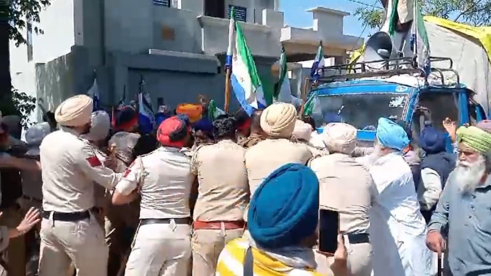 Has farmers lost public faith AAP removed them, Congress gave support