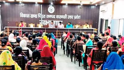 प्रशिक्षण कार्यक्रम में माैजूद महिलाएं।