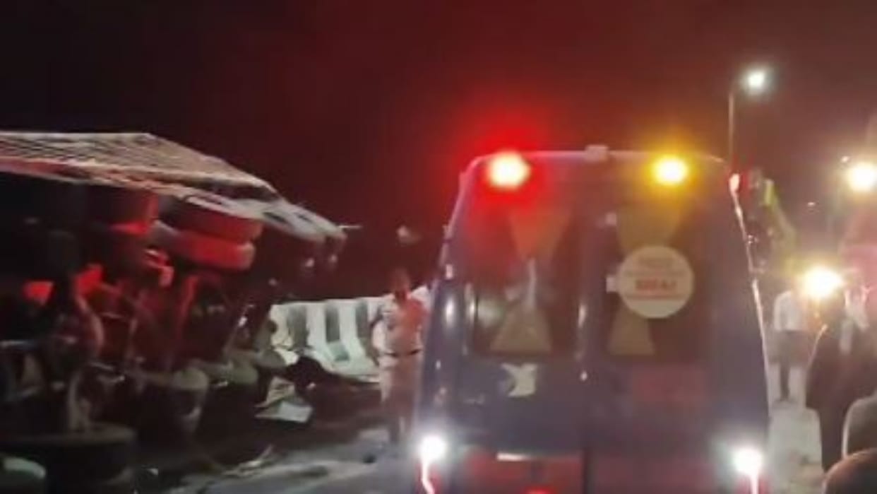 Bikaner News: Dumper overturned on car, 6 people of the same family died in a road accident in Deshnok