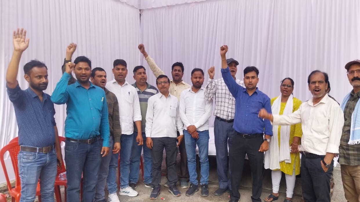 Employees' strike continues against transfer of registration office to Lucknow