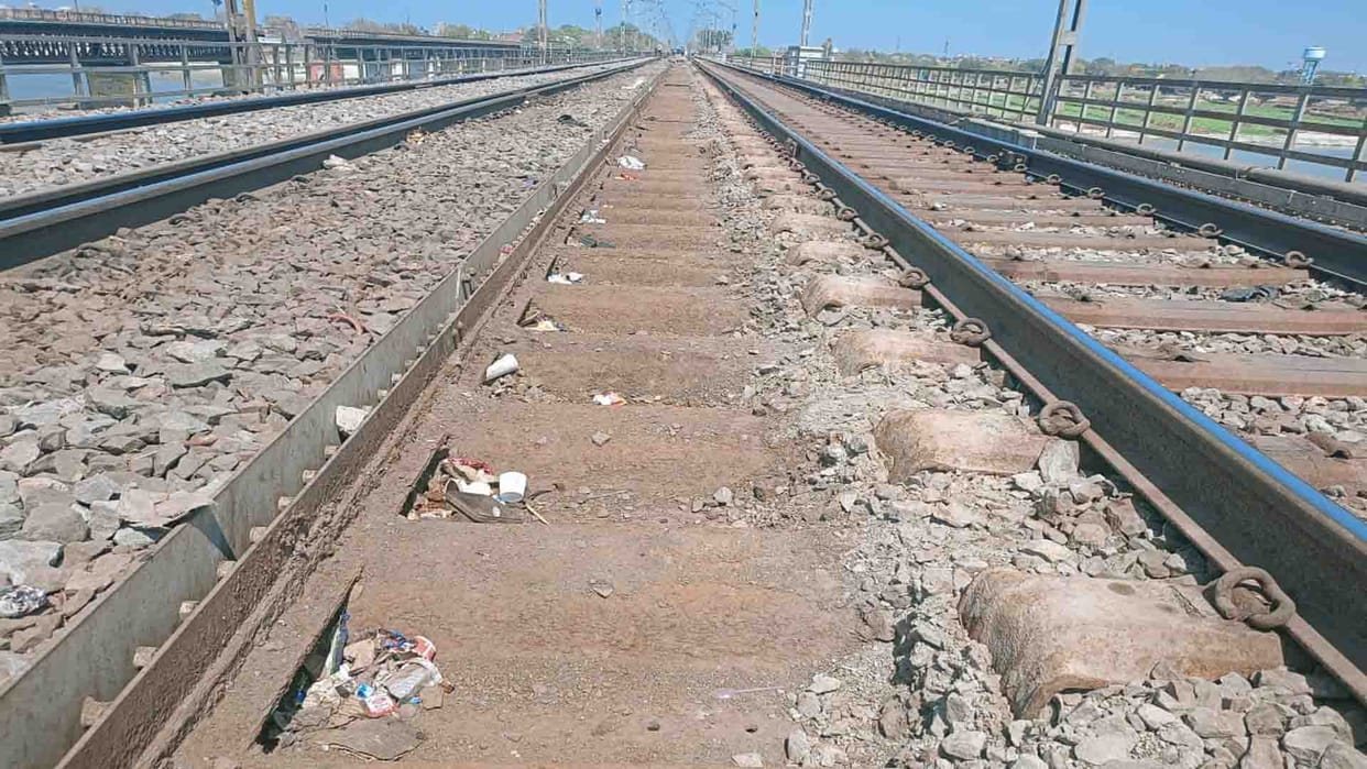 Rail Ganga Bridge: Work will be done to lay new channel sleepers by taking a mega block from today