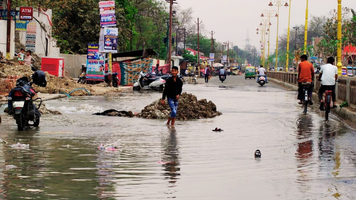 Water fountain burst in ramnagar pipeline burst due to digging repairs continued till late evening