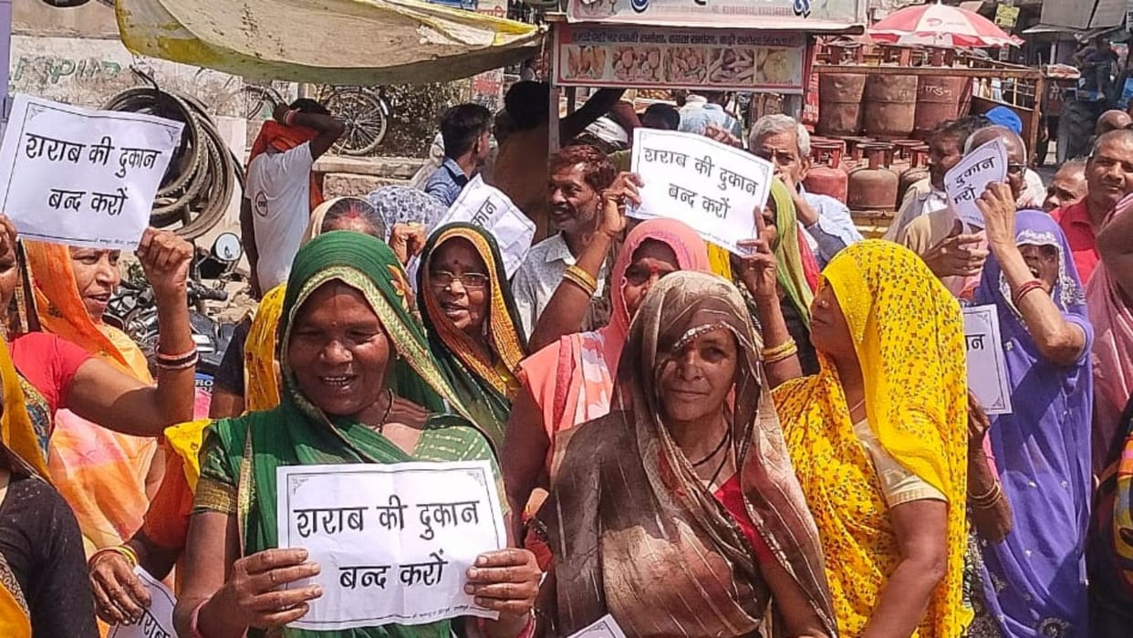 Women and men of the city protested to remove the liquor shop in Jhansi