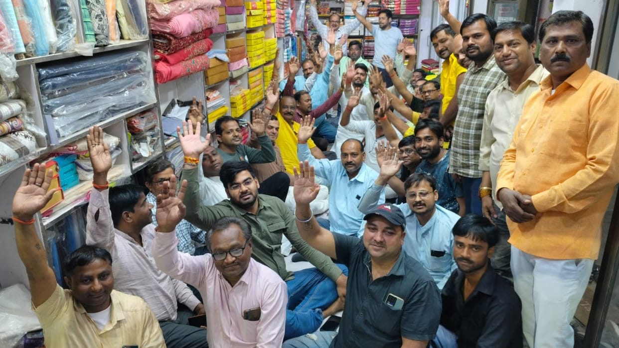 Angry traders held a meeting due to no action being taken against SI