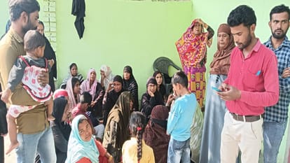 dead body of married woman found hanging from a noose in the room in shahjahanpur