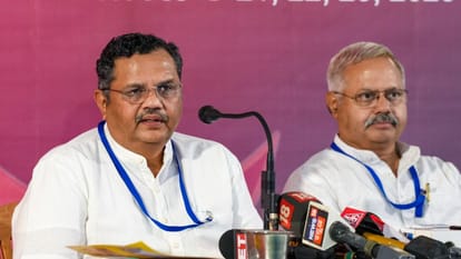 आरएसएस के संयुक्त महासचिव सी आर मुकुंदा और अखिल भारतीय प्रचार प्रसार प्रमुख सुनील आंबेकर।