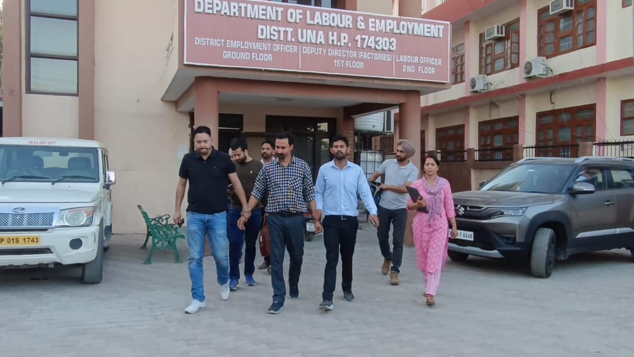 Himachal News District Labor Officer in Una demanded a bribe of ten thousand rupees arrested red handed