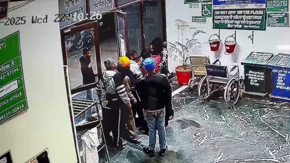 Clash between two groups in Kapurthala Bhulath Civil Hospital Video