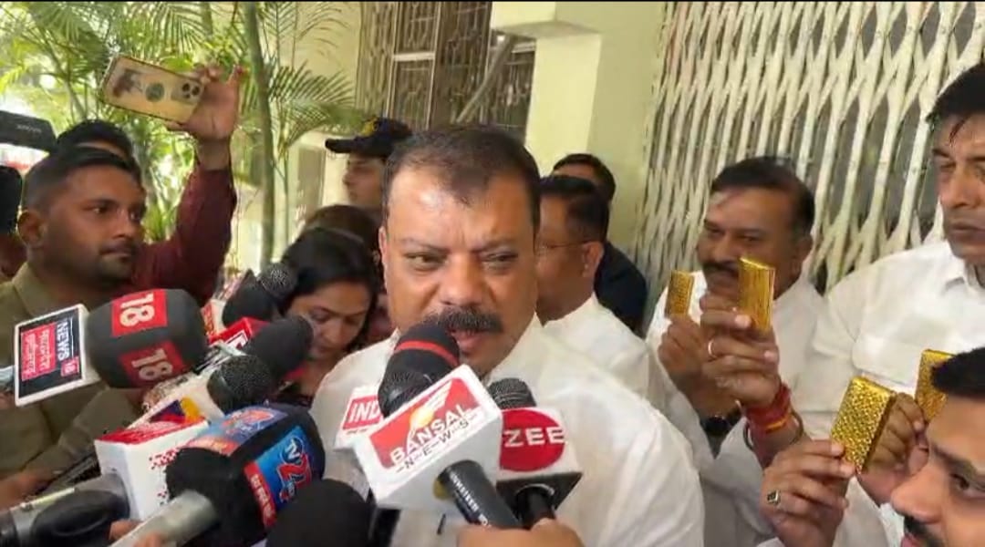Bhopal: After Lokayukta and EOW, the Leader of Opposition reached the Income Tax office and submitted document