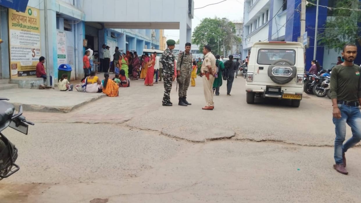 Bihar News Criminals shot an advocate son in Vaishali he was going home with his wife and child