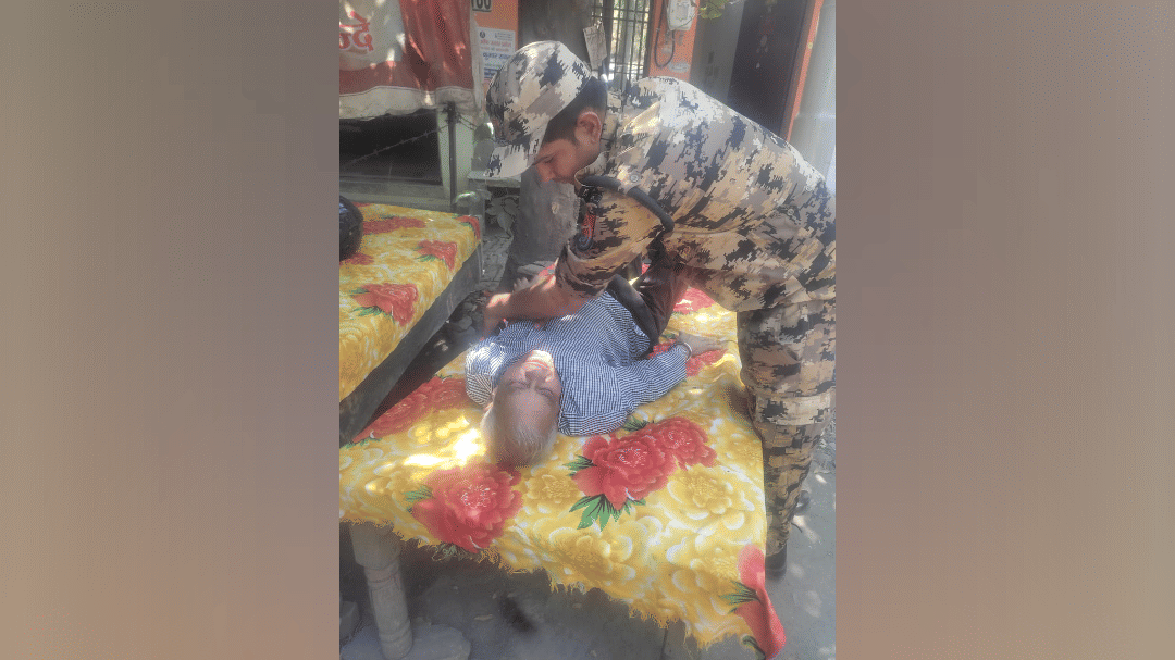 An old man who had come to Agra Civil Court to plead his case had a heart attack