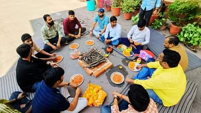 बुद्धि-शुद्धि यज्ञ करते छात्र।