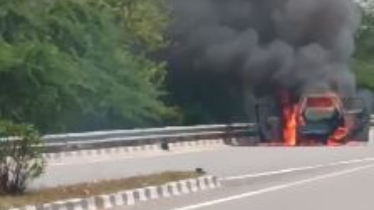 Bareilly News moving car caught fire on the highway mother-son and driver saved their lives by jumping