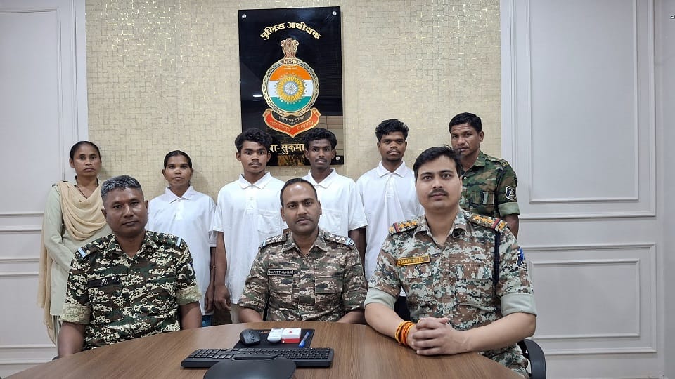 एक महिला समेत चार माओवादियों ने किया सरेंडर
