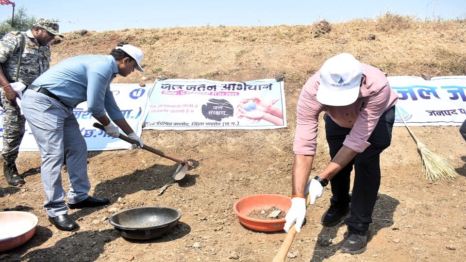Alarm bells about water level administration completed Jal Bachat Abhiyan Collector CEO entered reservoir in B
