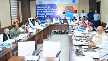 कार्यक्रम में शामिल हुए सीएम सहित अन्य लोग