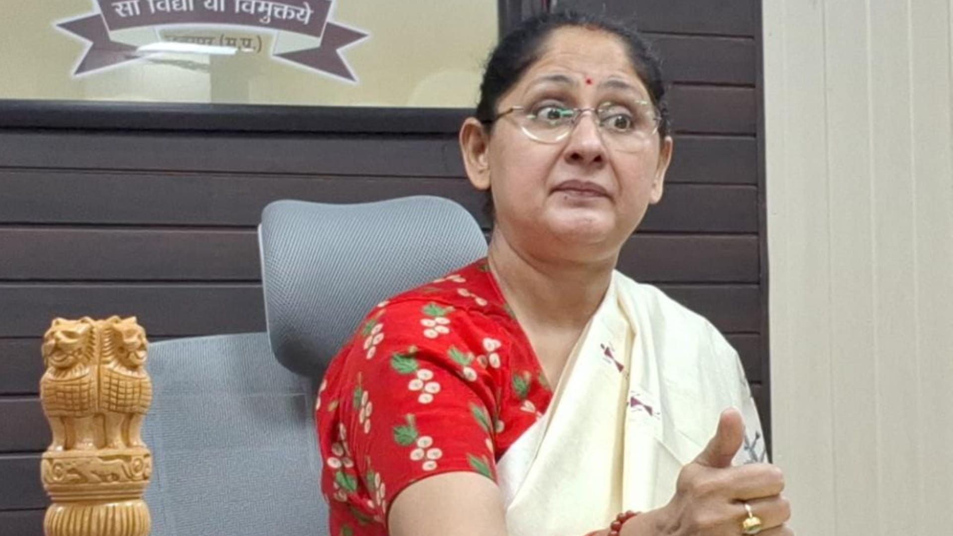 कुलगुरु शोभा तिवारी ने मीडिया के सामने अपना पक्ष रखा।