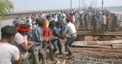 Train operations halted 1500 small business people in trouble MST holders resort to car sharing