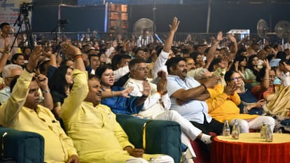 Poems echoed from the streets of Sangam to Ganga, people danced to the songs and ghazals of poet Kumar Vishwas