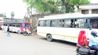 Illegal bus stations running in Prayagraj: Bullies pick up passengers from roadways stations