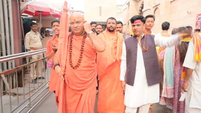 Manas Katha started by offering 11 coconuts to Maa Shringar Gauri in Kashi Vishwanath Dham