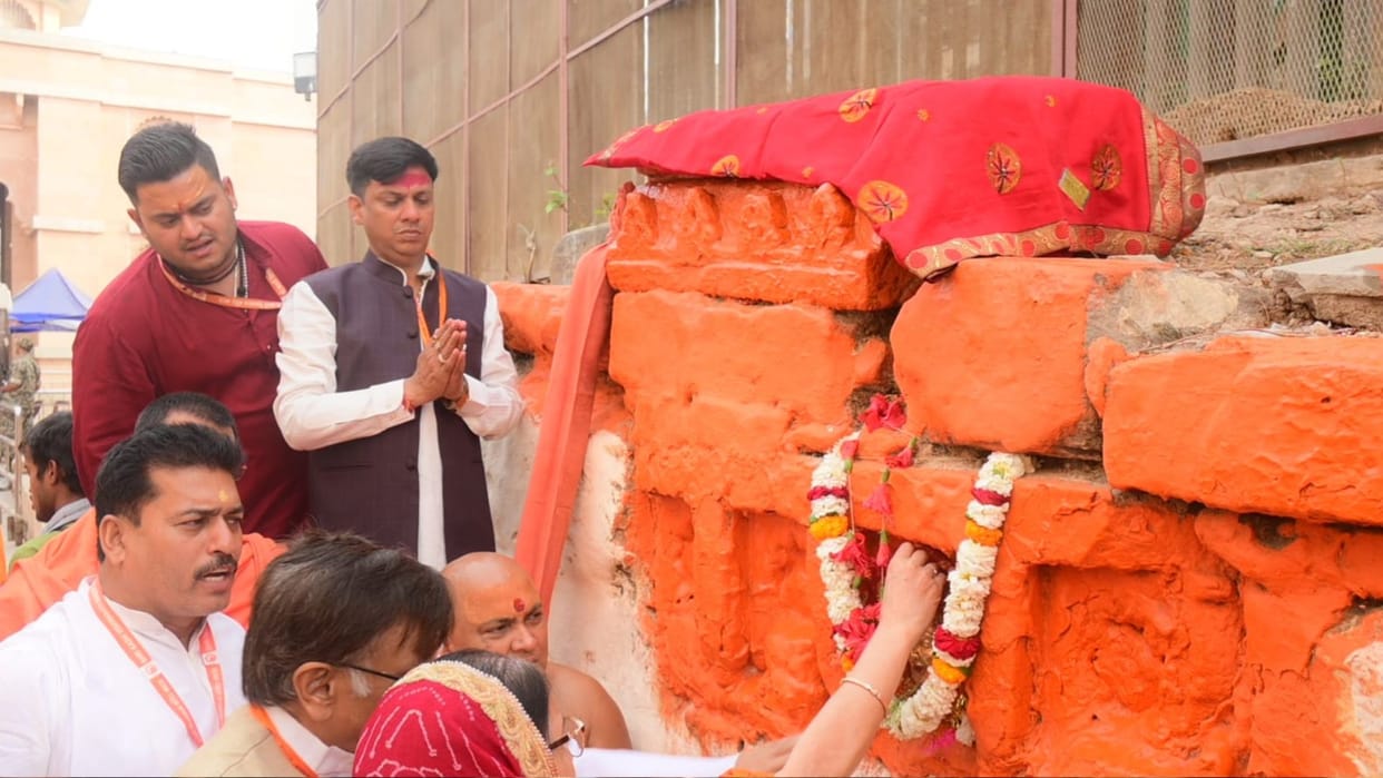 Manas Katha started by offering 11 coconuts to Maa Shringar Gauri in Kashi Vishwanath Dham