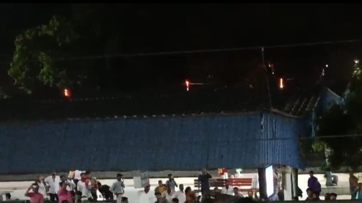 passenger burnt who climbed on roof of Mahananda Express train from OHE wire in mirzapur