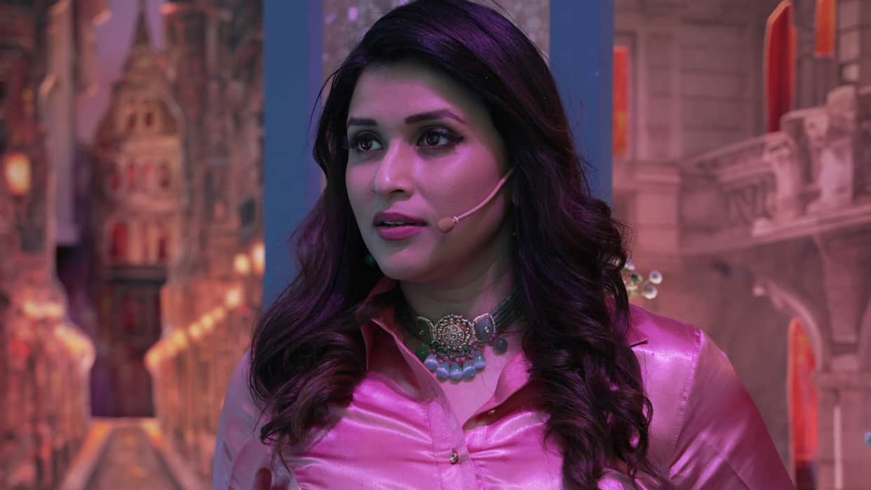 Lata Mangeshkar Song Ajeeb Dastan Hai Remake And Sing By Mannara Chopra Actress Face Trolling