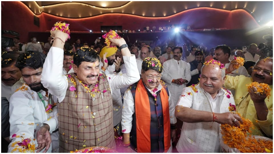 MP Assembly Faag festival CM Mohan Yadav sang song and danced with Kailash Vijayvargiya