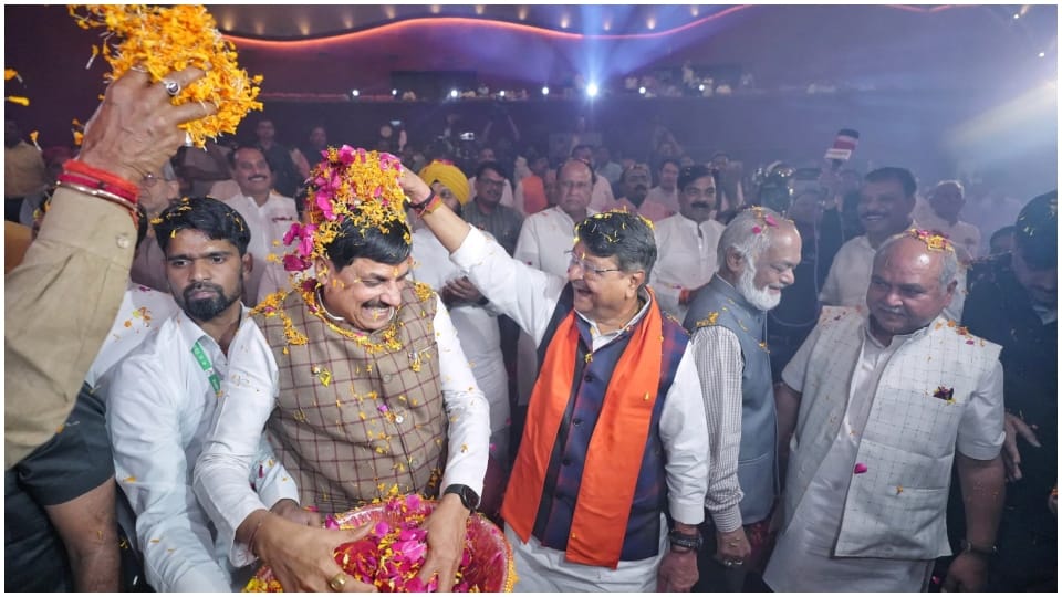 MP Assembly Faag festival CM Mohan Yadav sang song and danced with Kailash Vijayvargiya