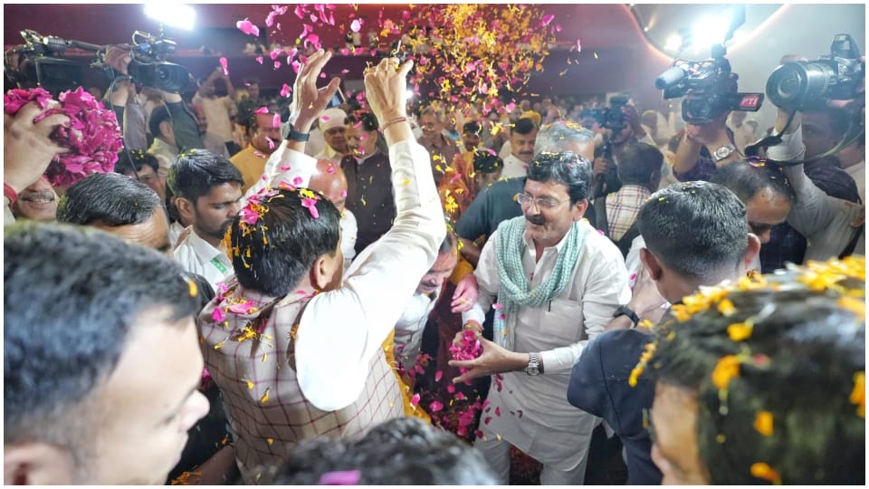 MP Assembly Faag festival CM Mohan Yadav sang song and danced with Kailash Vijayvargiya