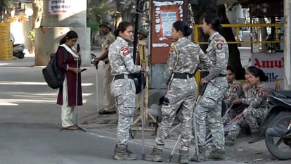 नागपुर हिंसा के बाद तैनात पुलिस बल।