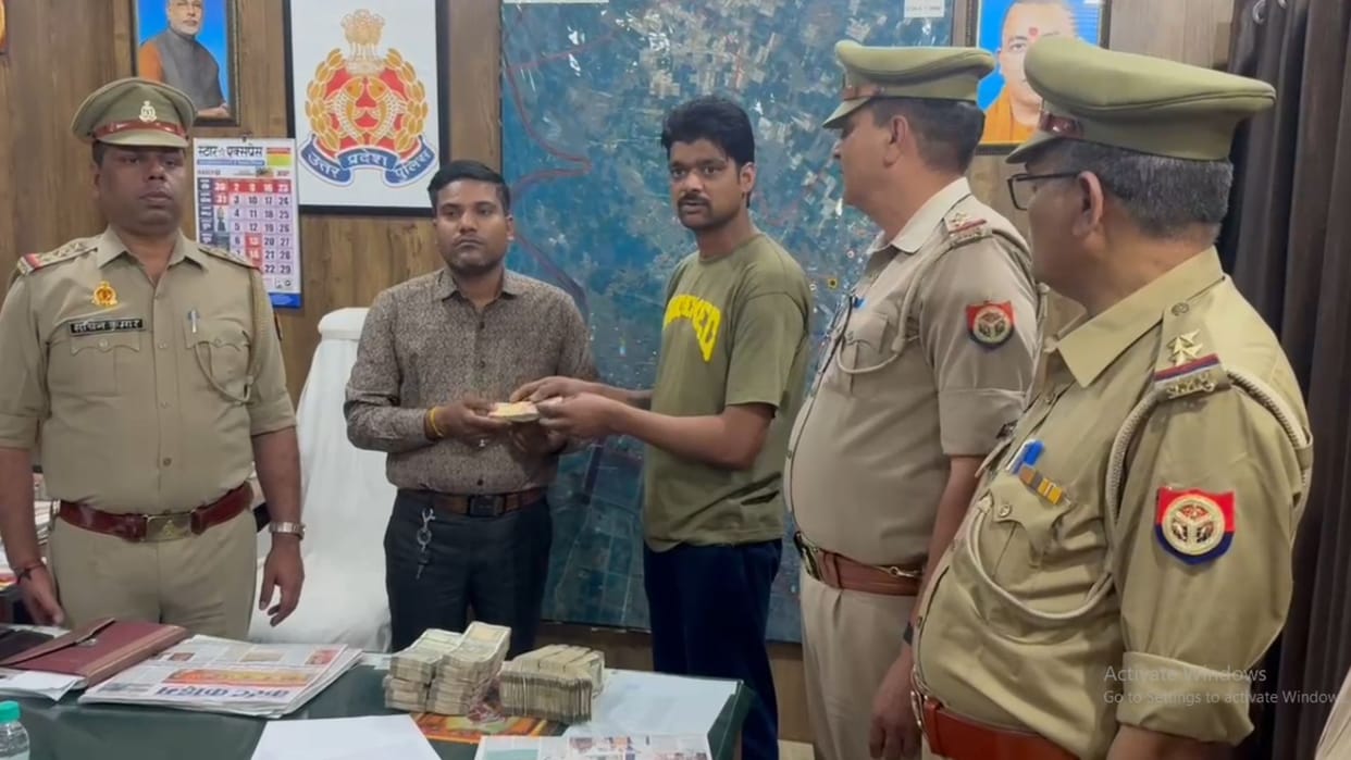 auto driver returns bag containing Rs 8.23 lakh left in auto in Ghaziabad