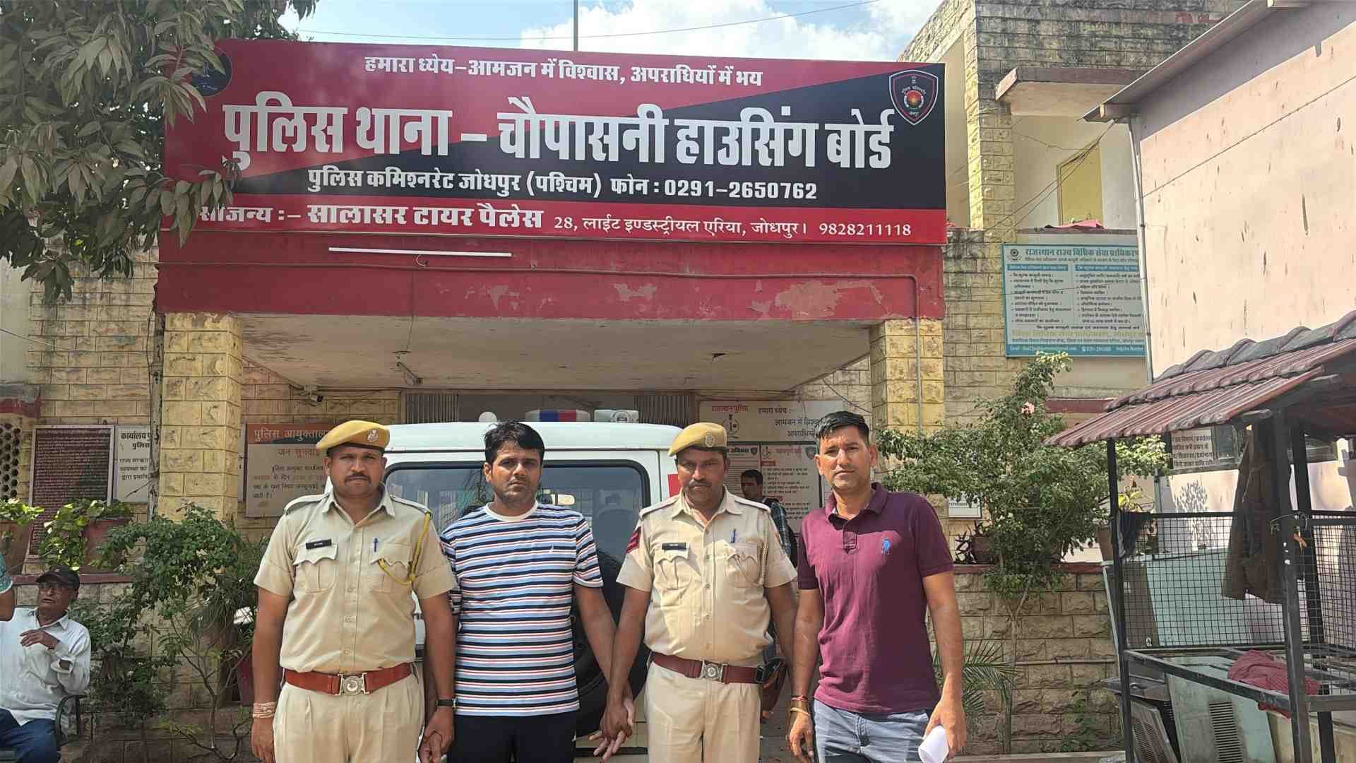 पुलिस की गिरफ्त में आरोपी।