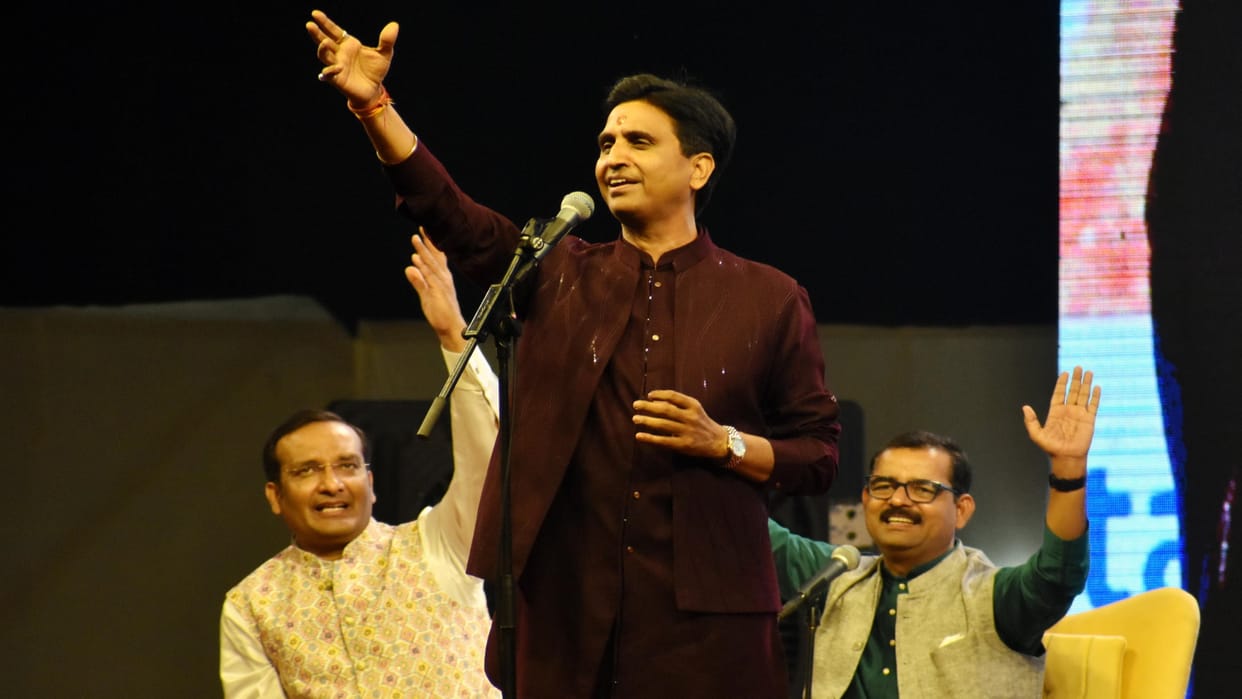 Poems echoed from the streets of Sangam to Ganga, people danced to the songs and ghazals of poet Kumar Vishwas