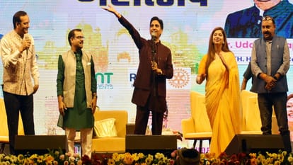 Poems echoed from the streets of Sangam to Ganga, people danced to the songs and ghazals of poet Kumar Vishwas
