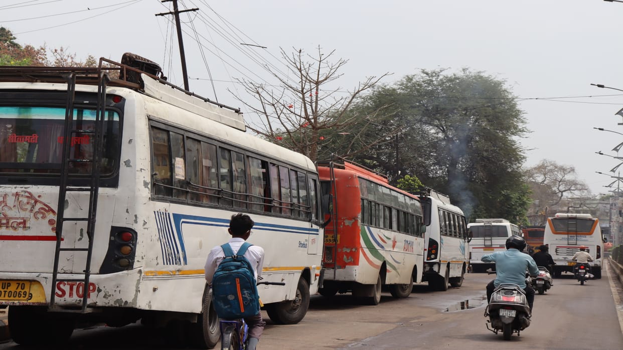 Illegal bus stations running in Prayagraj: Bullies pick up passengers from roadways stations