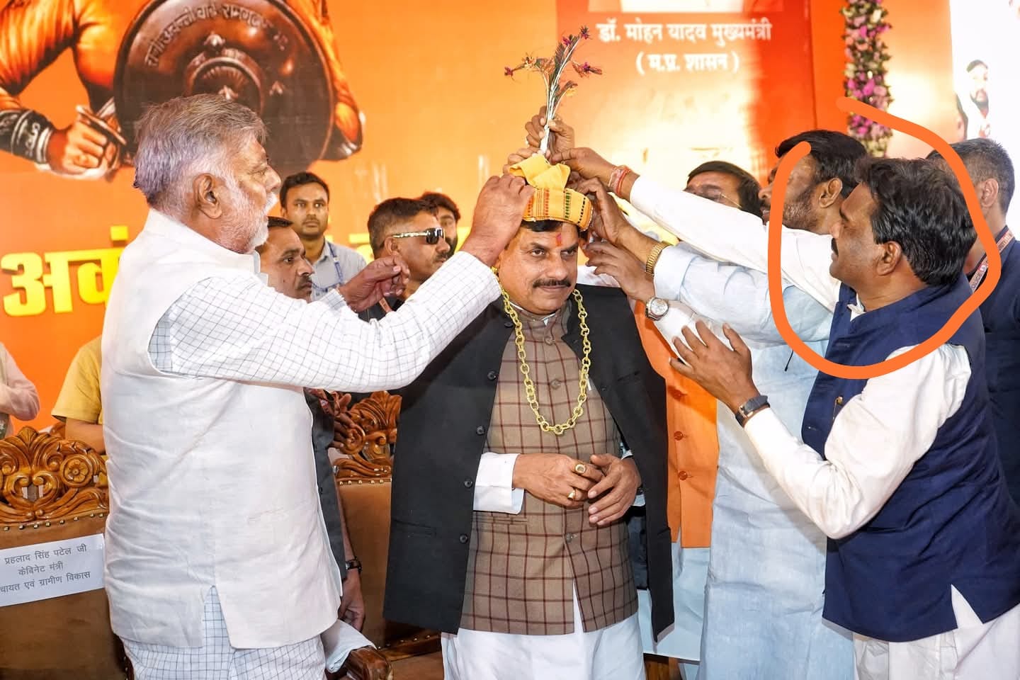सीएम के साथ दिख रहा आरोपी जिला अध्यक्ष