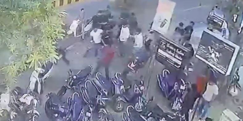 Two brothers were chased and beaten VIDEO went viral incident happened in 100 Foota Dayalbagh