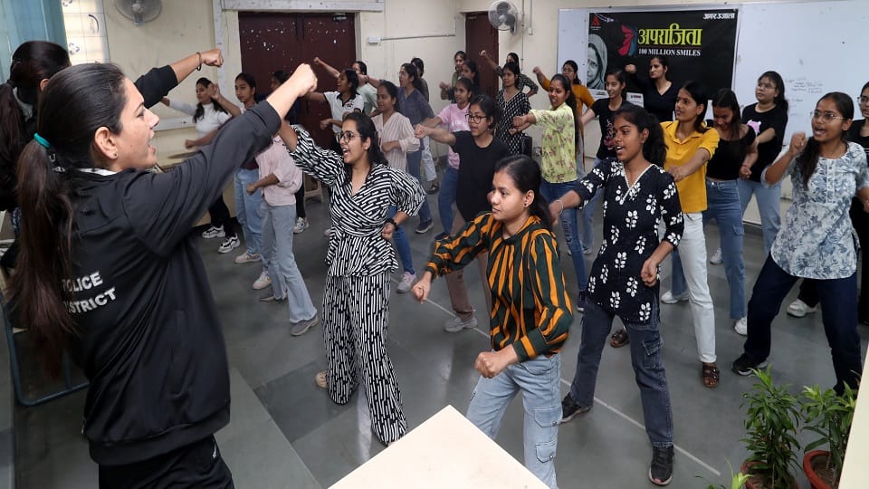 Delhi Police's self-defense team gave training to girl students