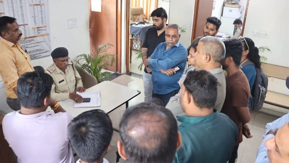 indore rangpanchami ger nri robbed in Ger gold chain mobile crime case