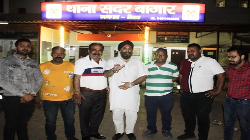 UP: Uproar at the famous Delhi Chole Bhature shop in Meerut, stones pelted at the house