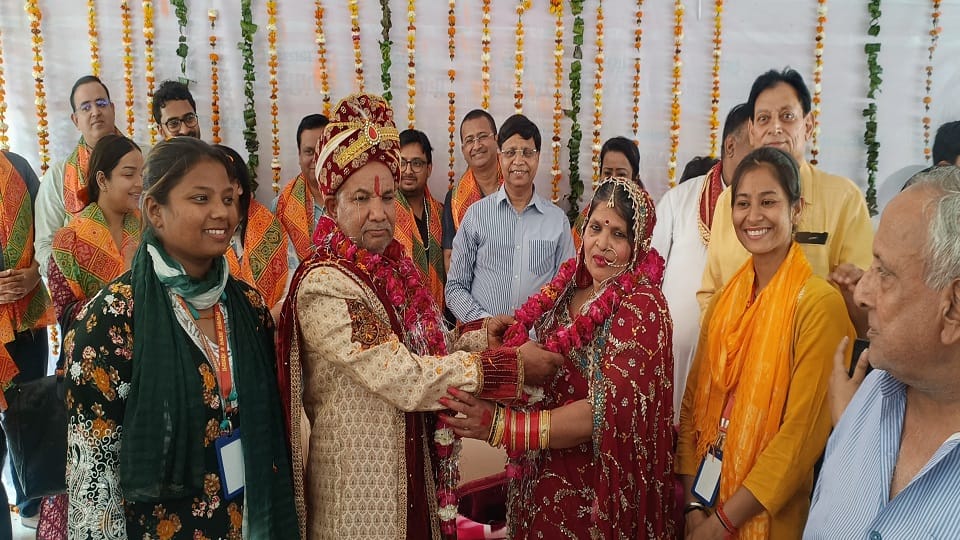 66 year old Munnalal married 57 year old Pramila old age home in agra