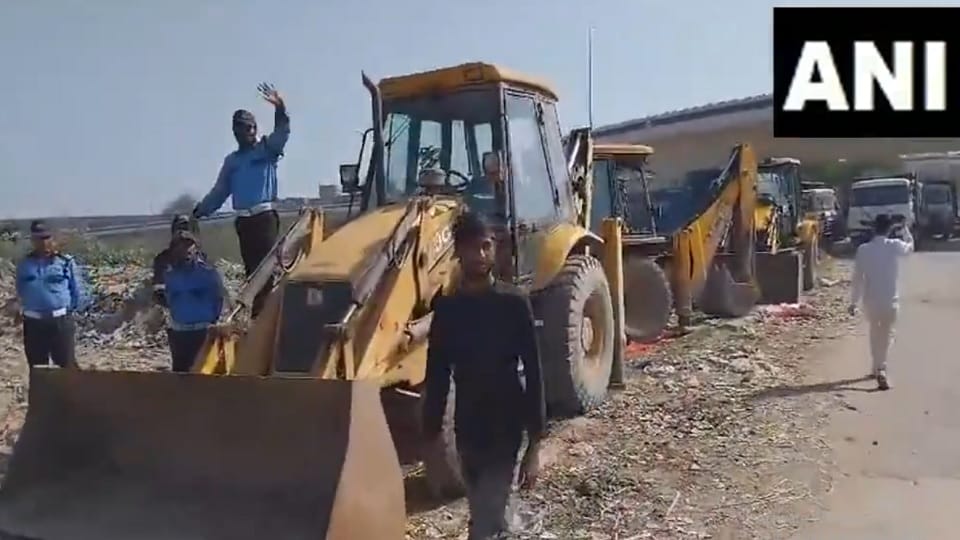 DDA reached to remove encroachment from Yamuna in Delhi, people came out in protest