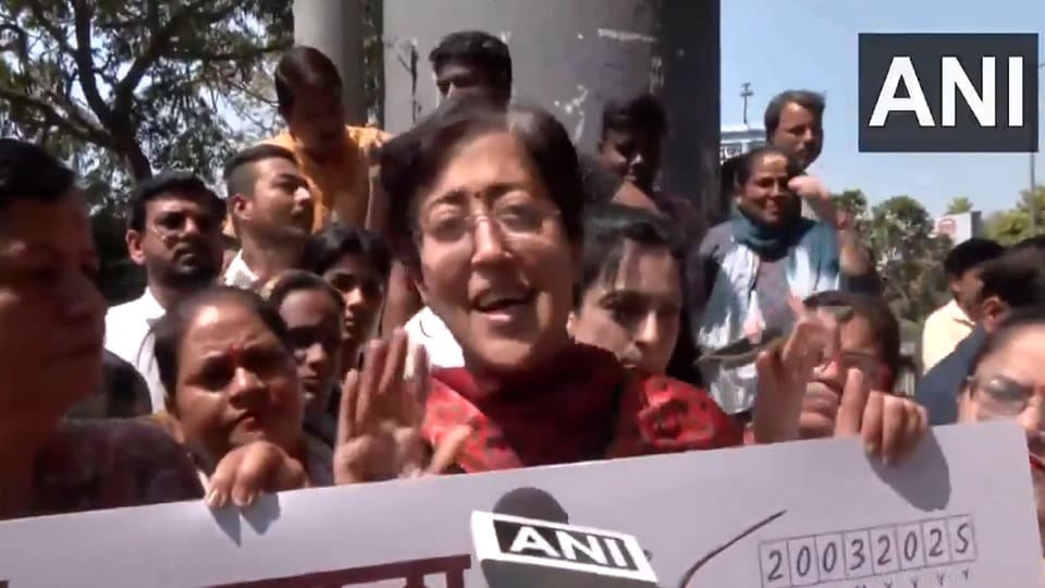 Atishi attacked Rekha Gupta government over mahila samriddhi yojana
